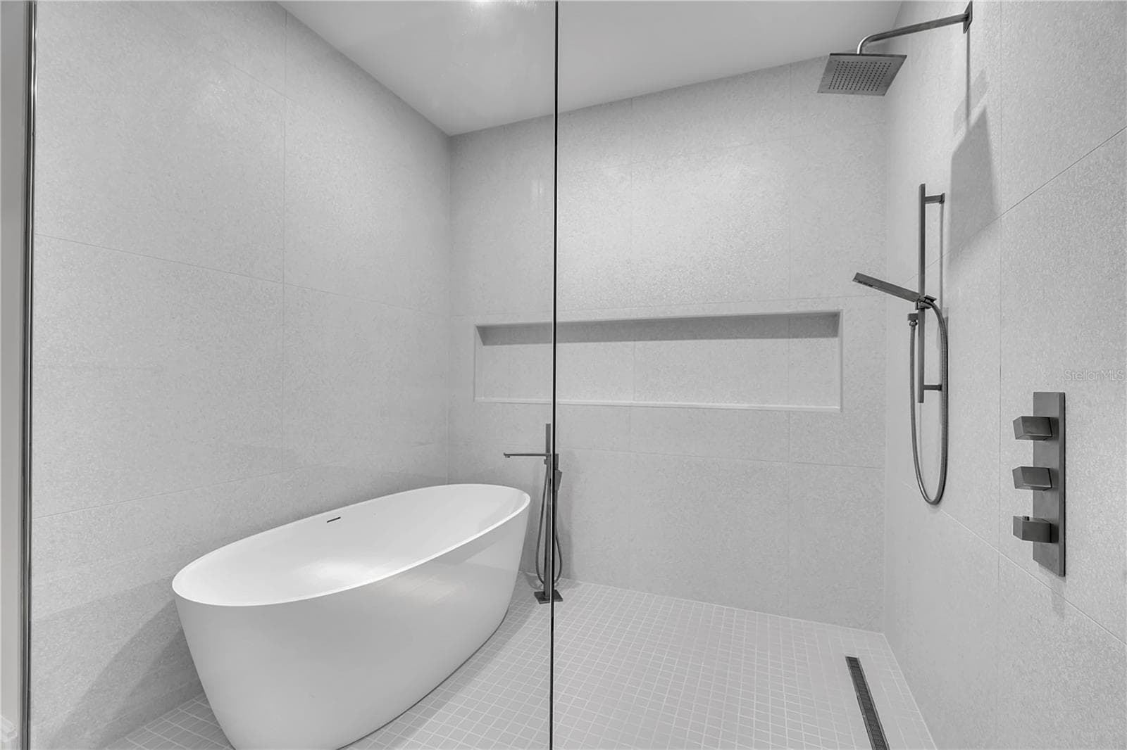 Shower and Tub - 70 AVENIDA VENECCIA #204, SARASOTA