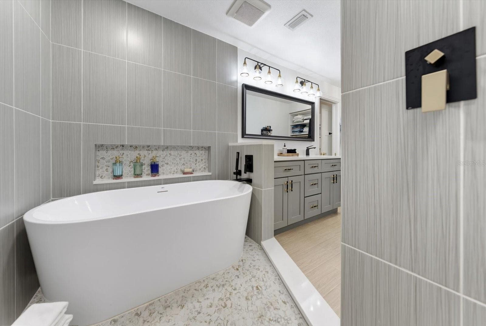 Single Family Residence at 407 HARBOR VIEW LN, LARGO, photo 18 of 26
