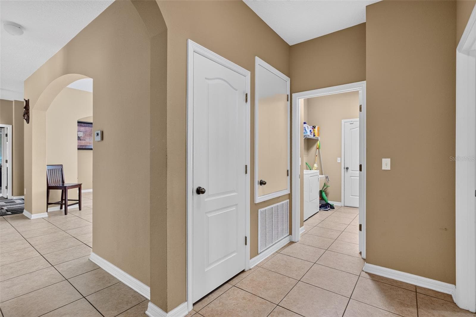 Hallway to Laundry - 2516 WOODSIDE RIDGE DR, APOPKA