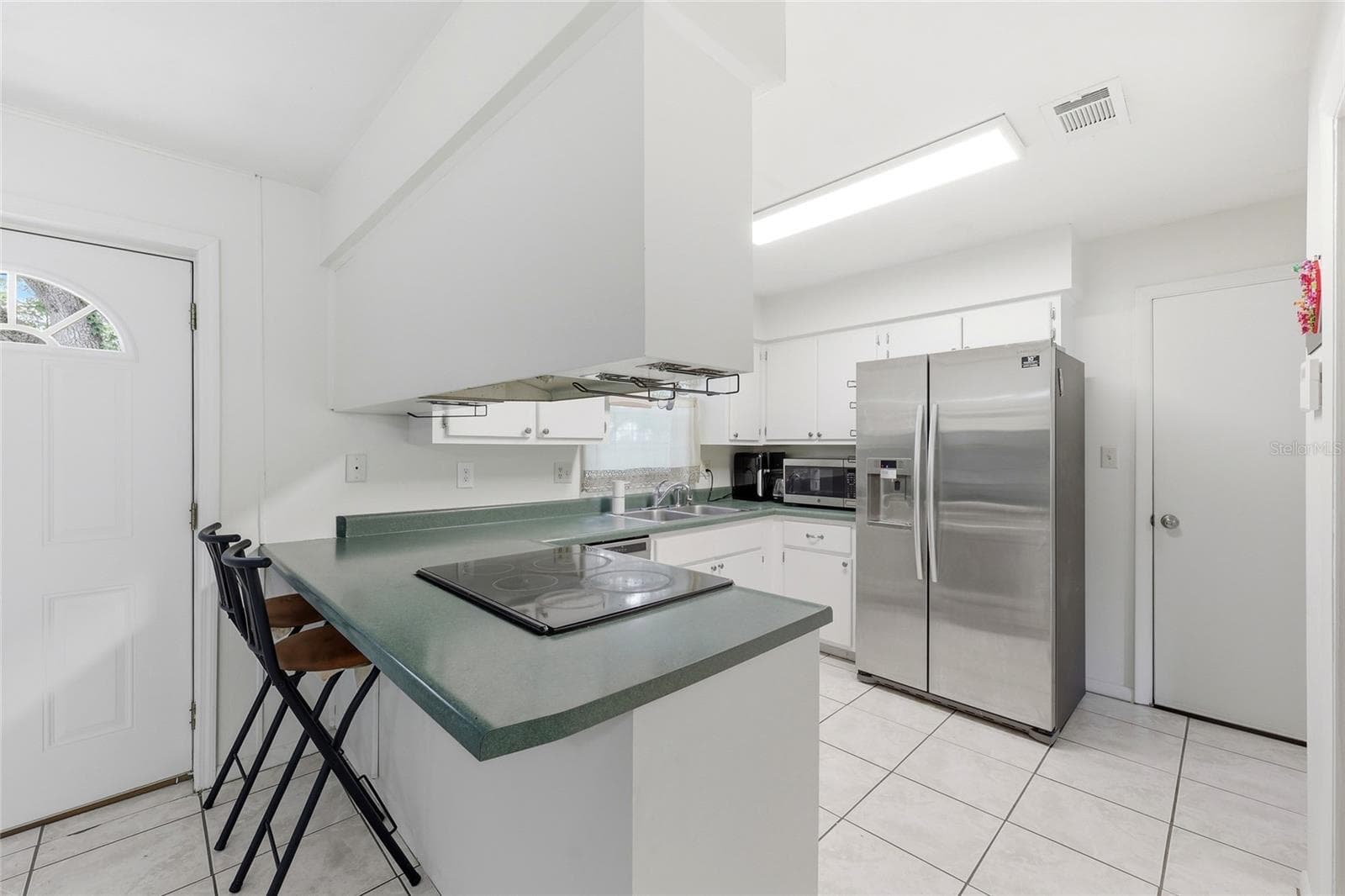 Kitchen and Breakfast Bar - 4628 NW 40TH ST, GAINESVILLE
