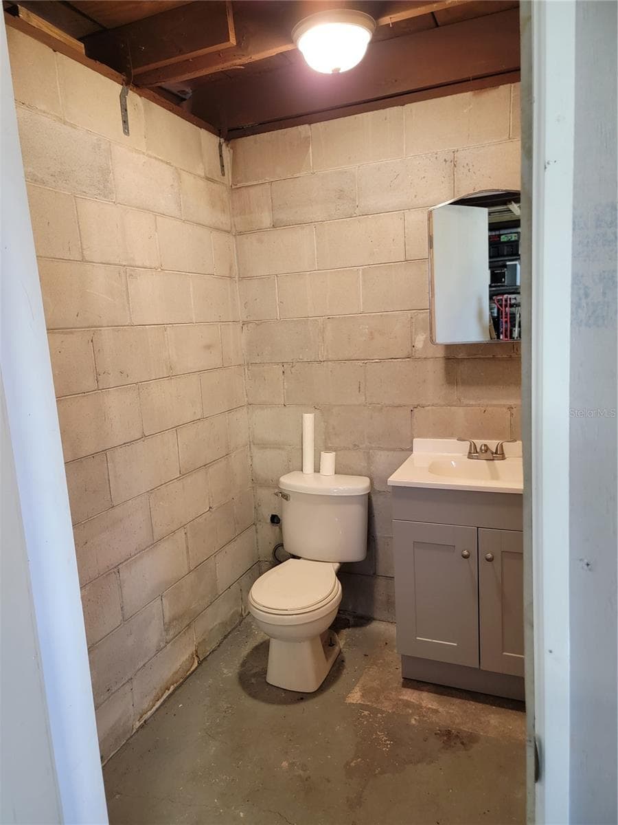 1/2 bath in storage room - 542 & 540 S CLAYTON AVE, LAKELAND