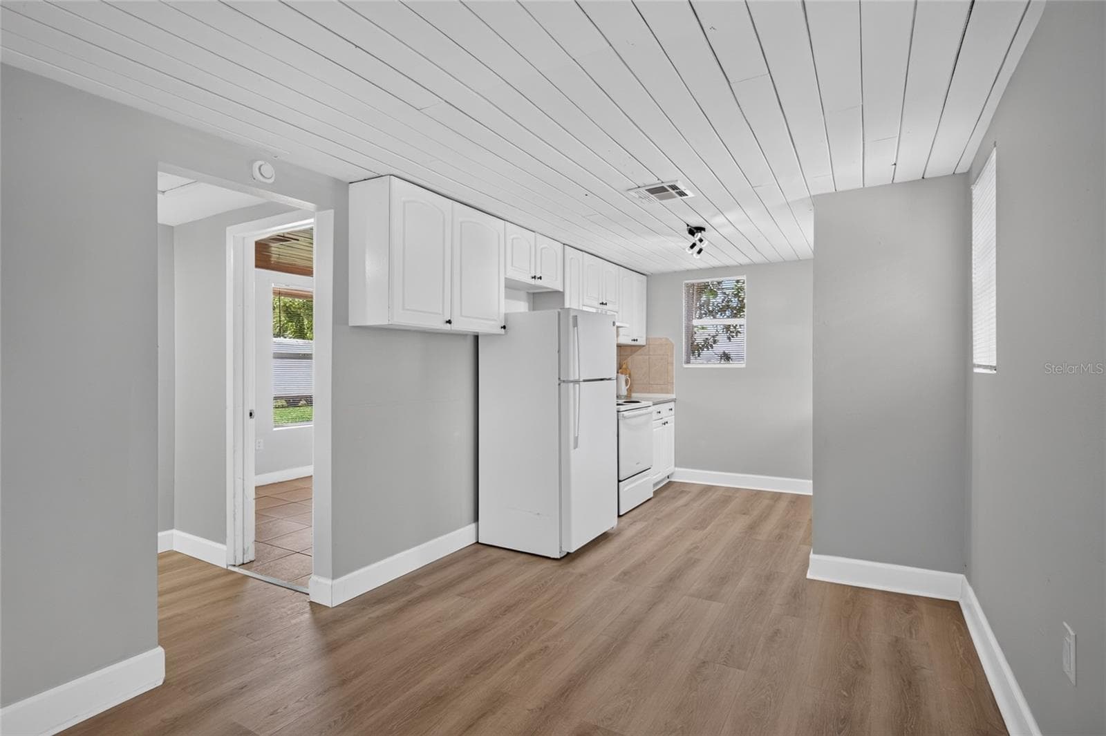 Single Family Residence at 2947 GILLESPIE AVE, SARASOTA, photo 8 of 28