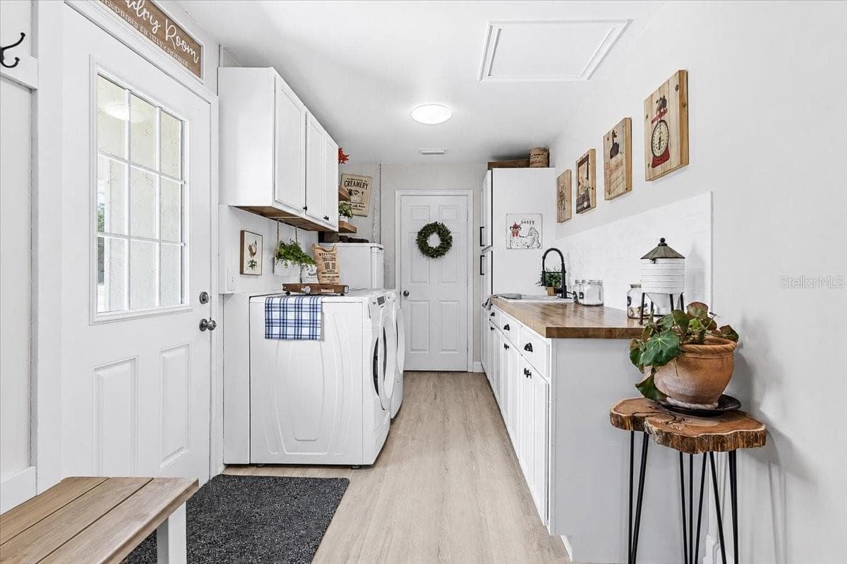 butler pantry/ laundry room - 3201 NW 202 ST, NEWBERRY