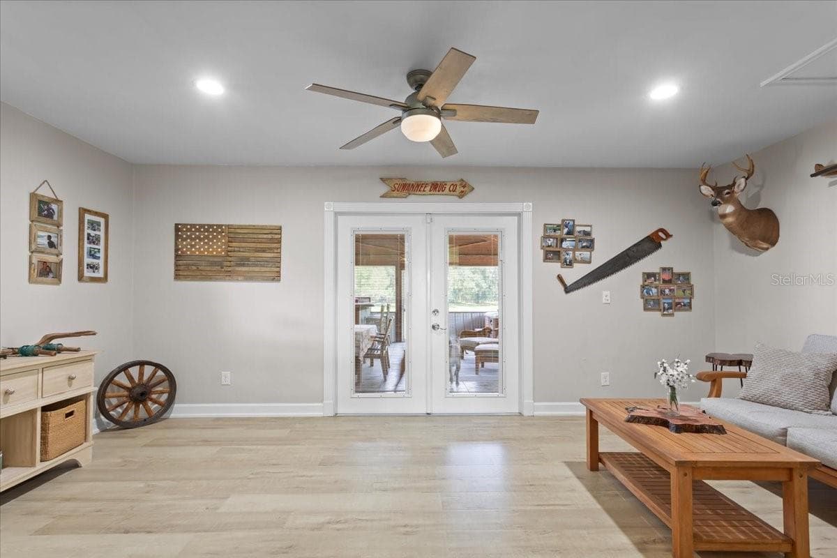 family room - 3201 NW 202 ST, NEWBERRY