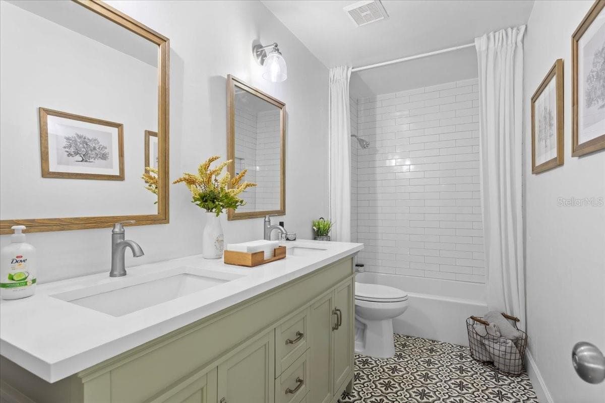 hall bathroom - 3201 NW 202 ST, NEWBERRY