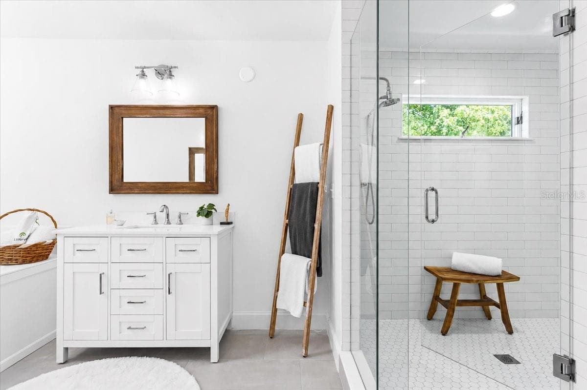 mater bath - 3201 NW 202 ST, NEWBERRY