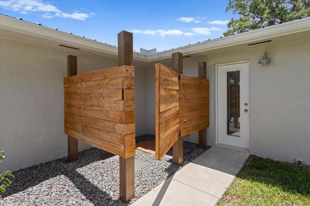 outdoor shower - 3201 NW 202 ST, NEWBERRY