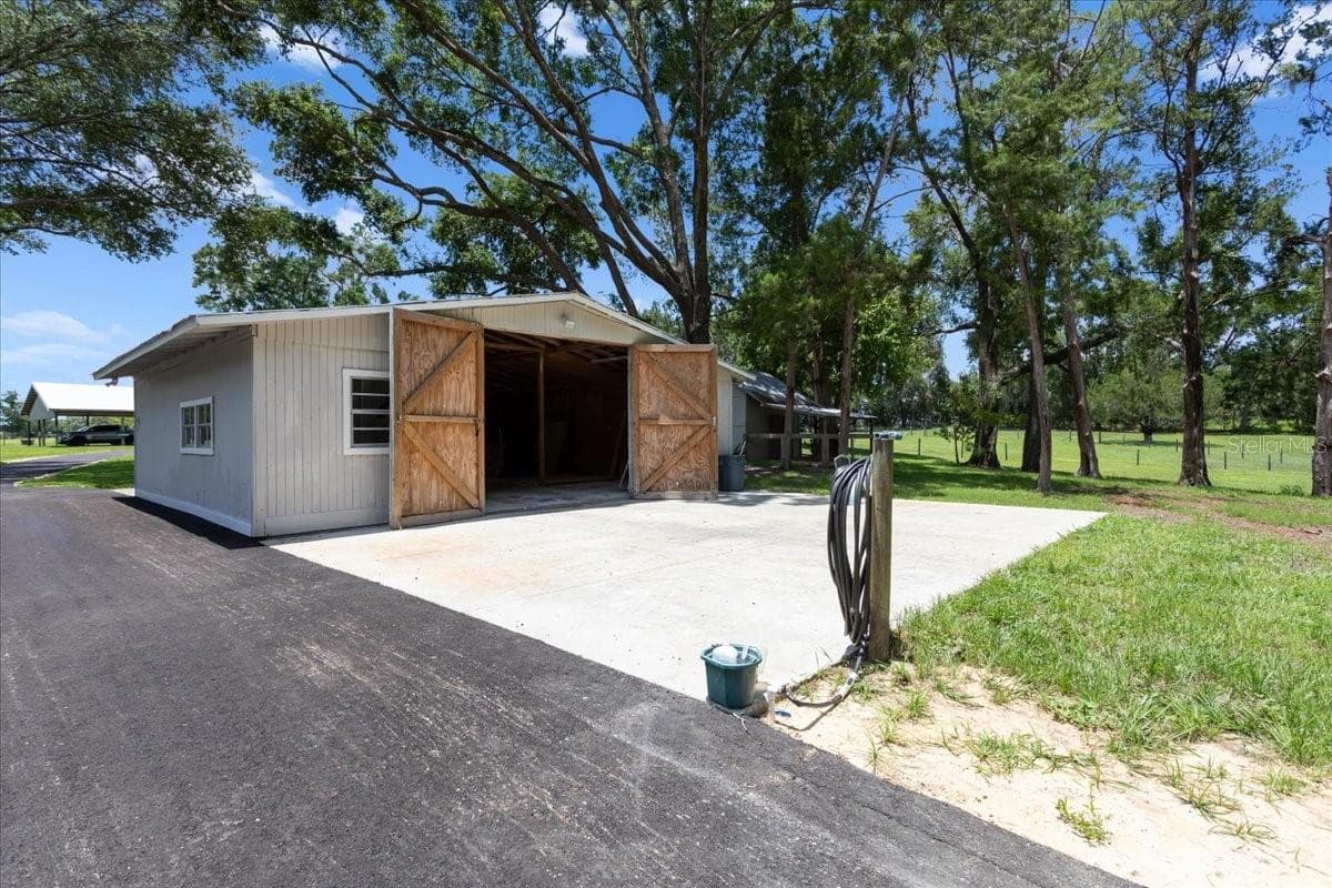 livestock barn - 3201 NW 202 ST, NEWBERRY