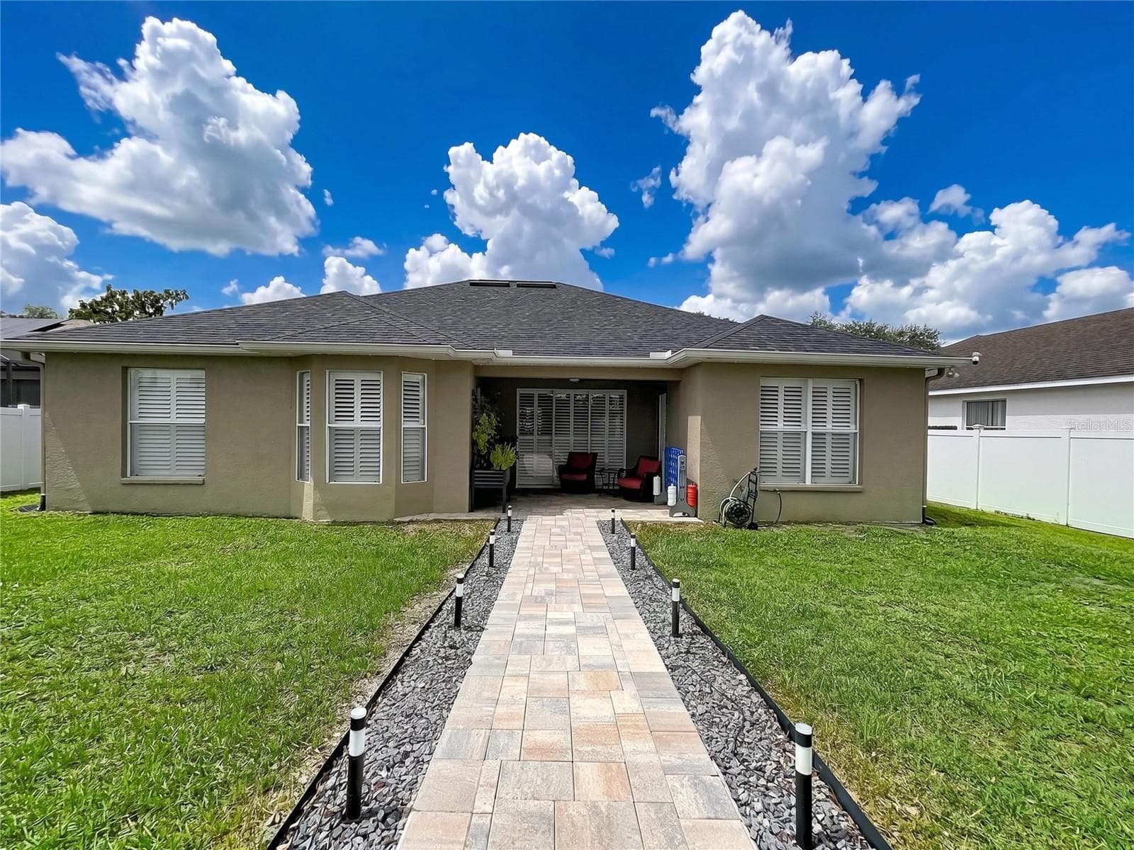 Paver path to outdoor entertainment area - 1748 BROOKSTONE WAY, PLANT CITY