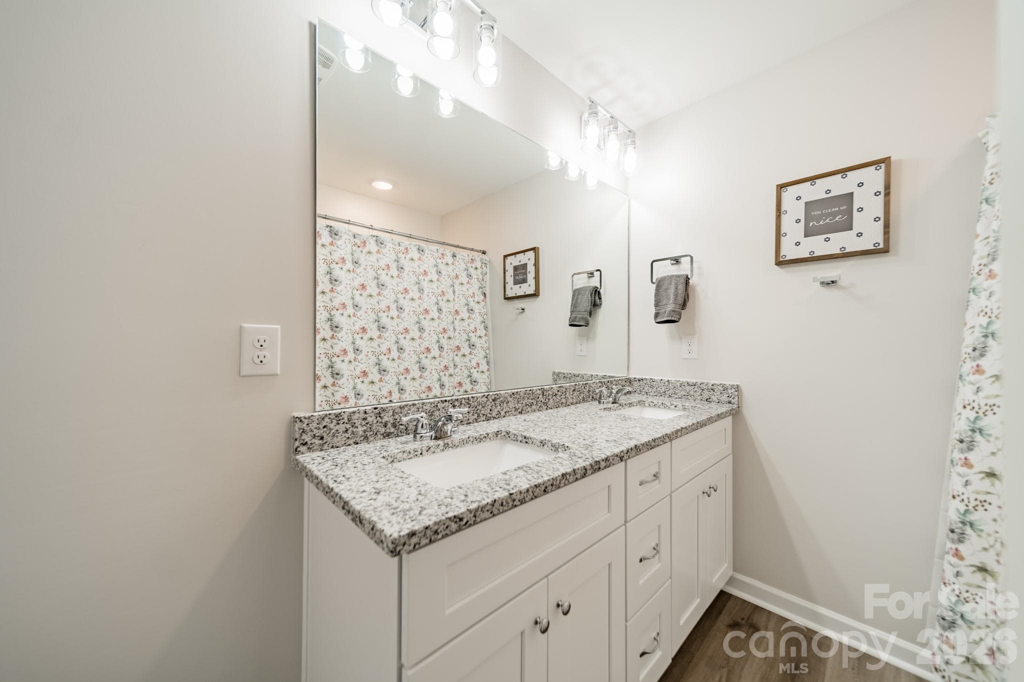Full Bathroom - 1977 Charles Avenue, Lancaster