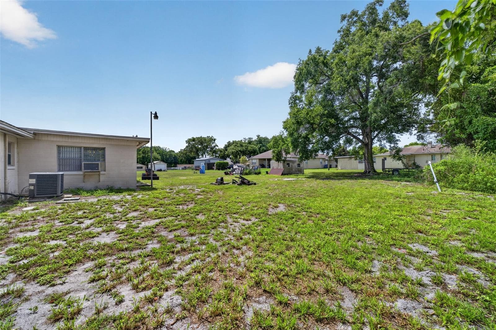 Side yard — added width supports lot-split configuration options. - 212 15TH AVE, OCOEE
