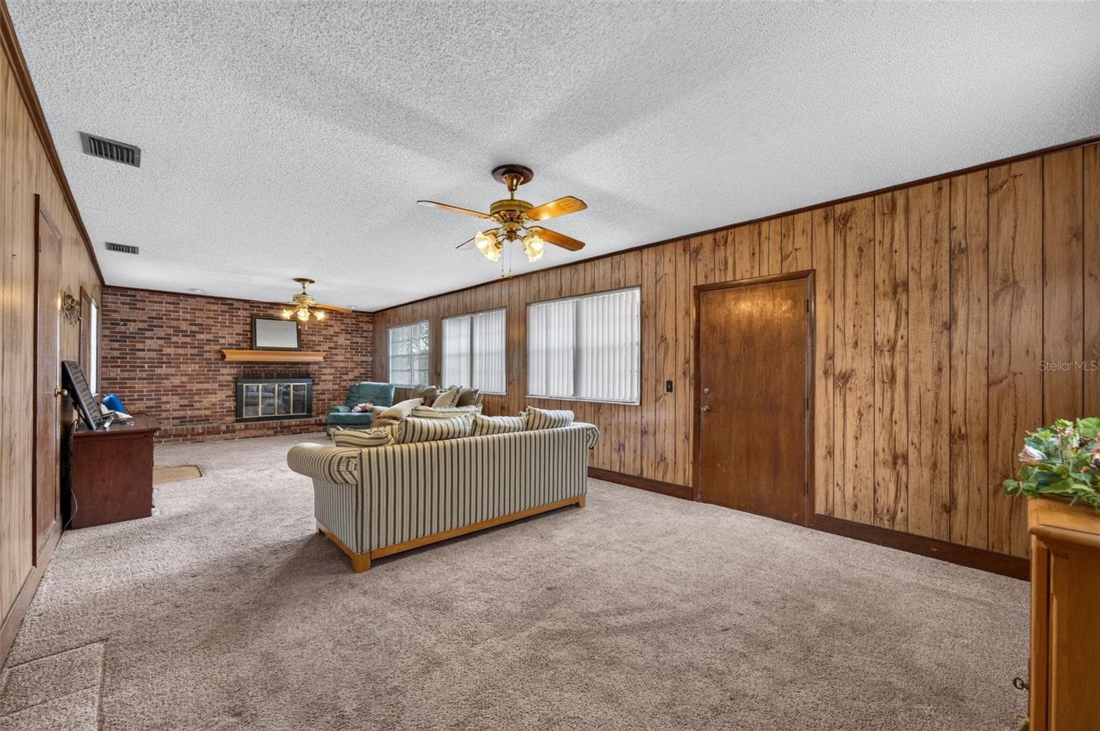 Family room — bonus living space. - 212 15TH AVE, OCOEE