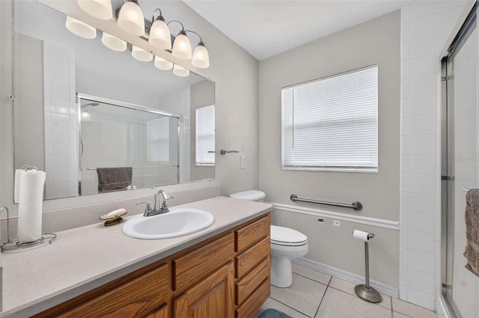 Full bathroom. - 212 15TH AVE, OCOEE