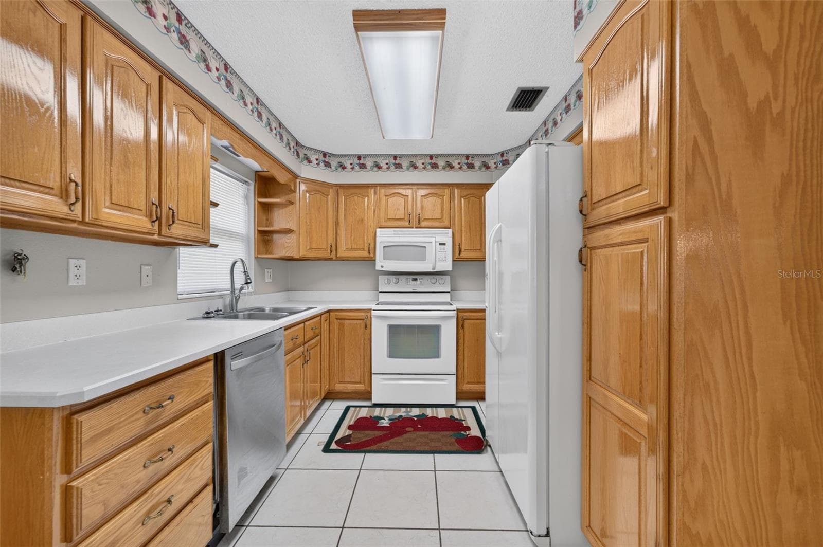 Kitchen, cabinetry and counter space. - 212 15TH AVE, OCOEE