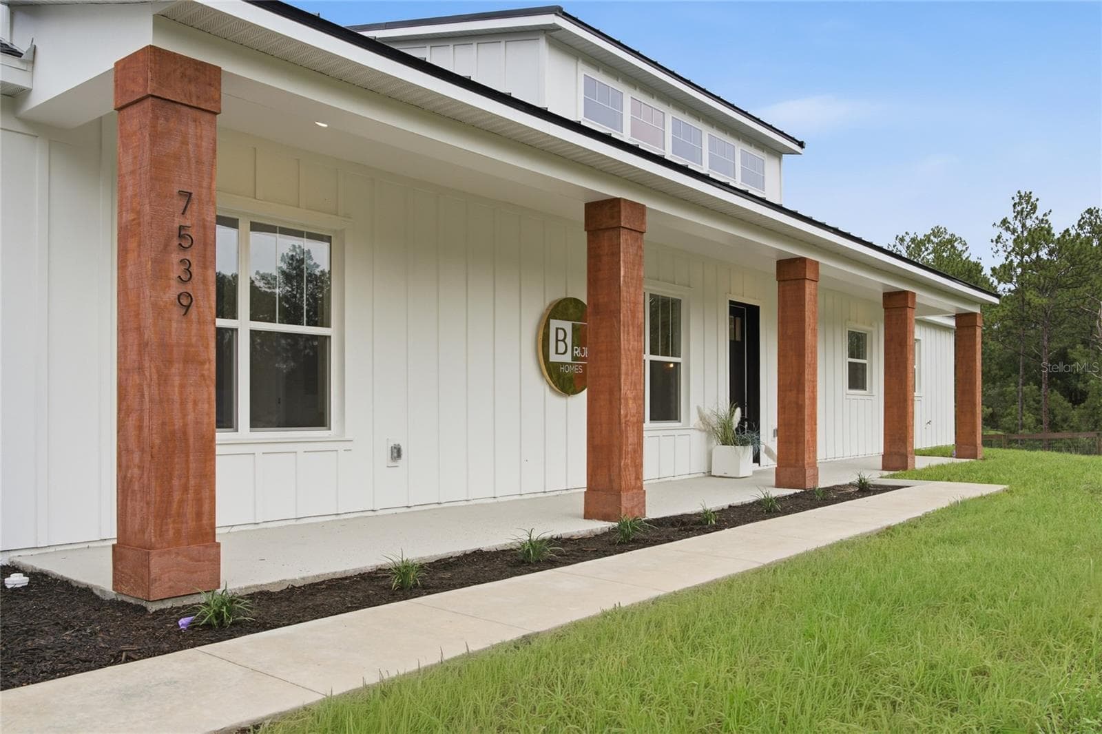front porch cedar posts - 8730 NW 17TH CIR, OCALA