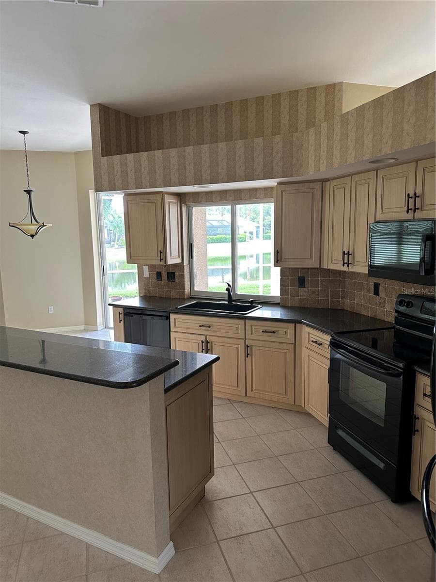 Single Family Residence at 11837 GRAND ISLES LN, FORT MYERS, photo 13 of 23