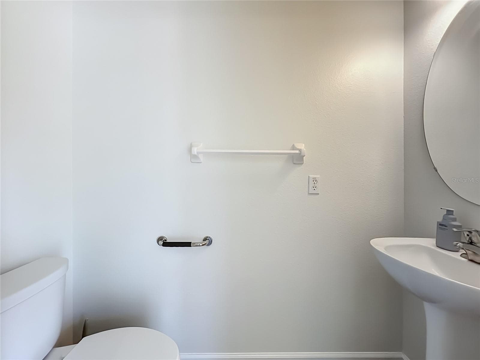 First floor 1/2 bath - 16543 CEDAR CREST DR, ORLANDO