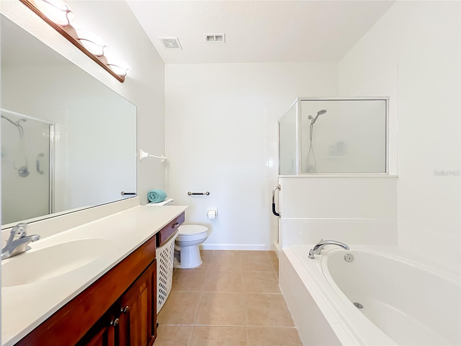 Master bedroom ensuite on 1st floor - 16543 CEDAR CREST DR, ORLANDO