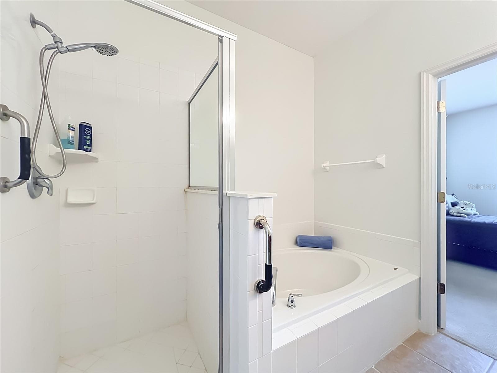 Walk in shower and garden tub on first floor - 16543 CEDAR CREST DR, ORLANDO