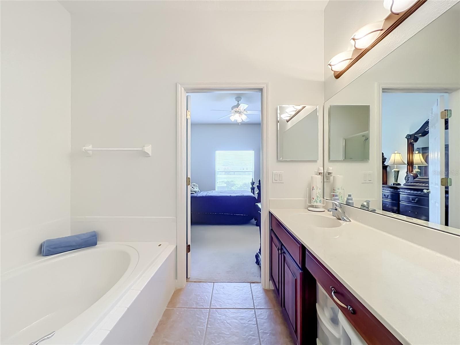 Walk in shower and garden tub on first floor - 16543 CEDAR CREST DR, ORLANDO