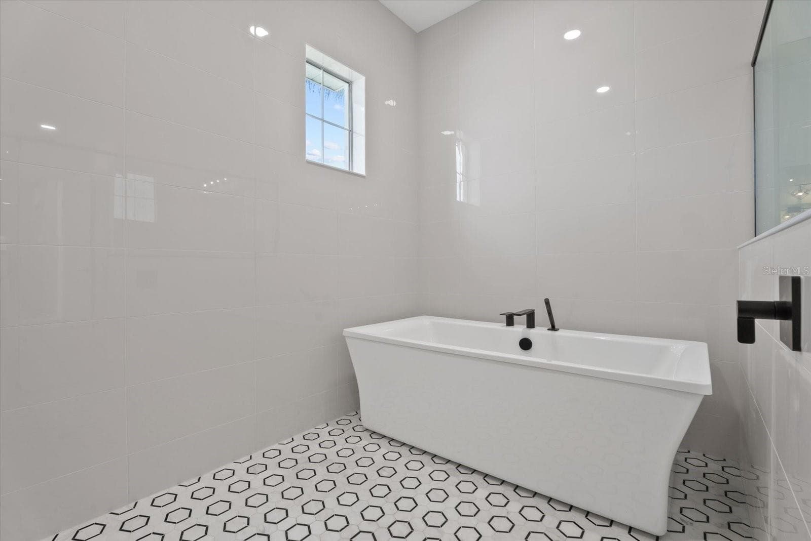 Primary Spa Tub - 8133 NEVIS RUN, LAKEWOOD RANCH