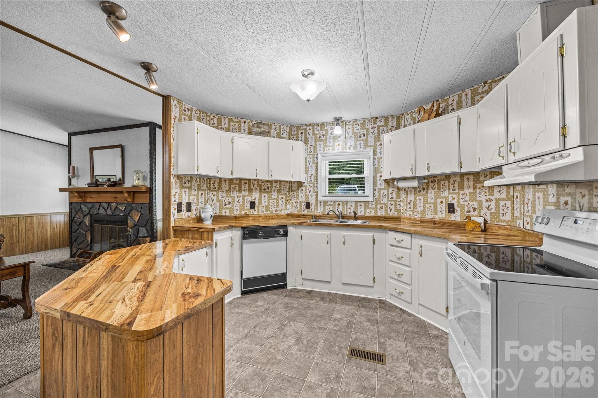 Single Family Residence at 2071 Chameleon Road, York, photo 11 of 46