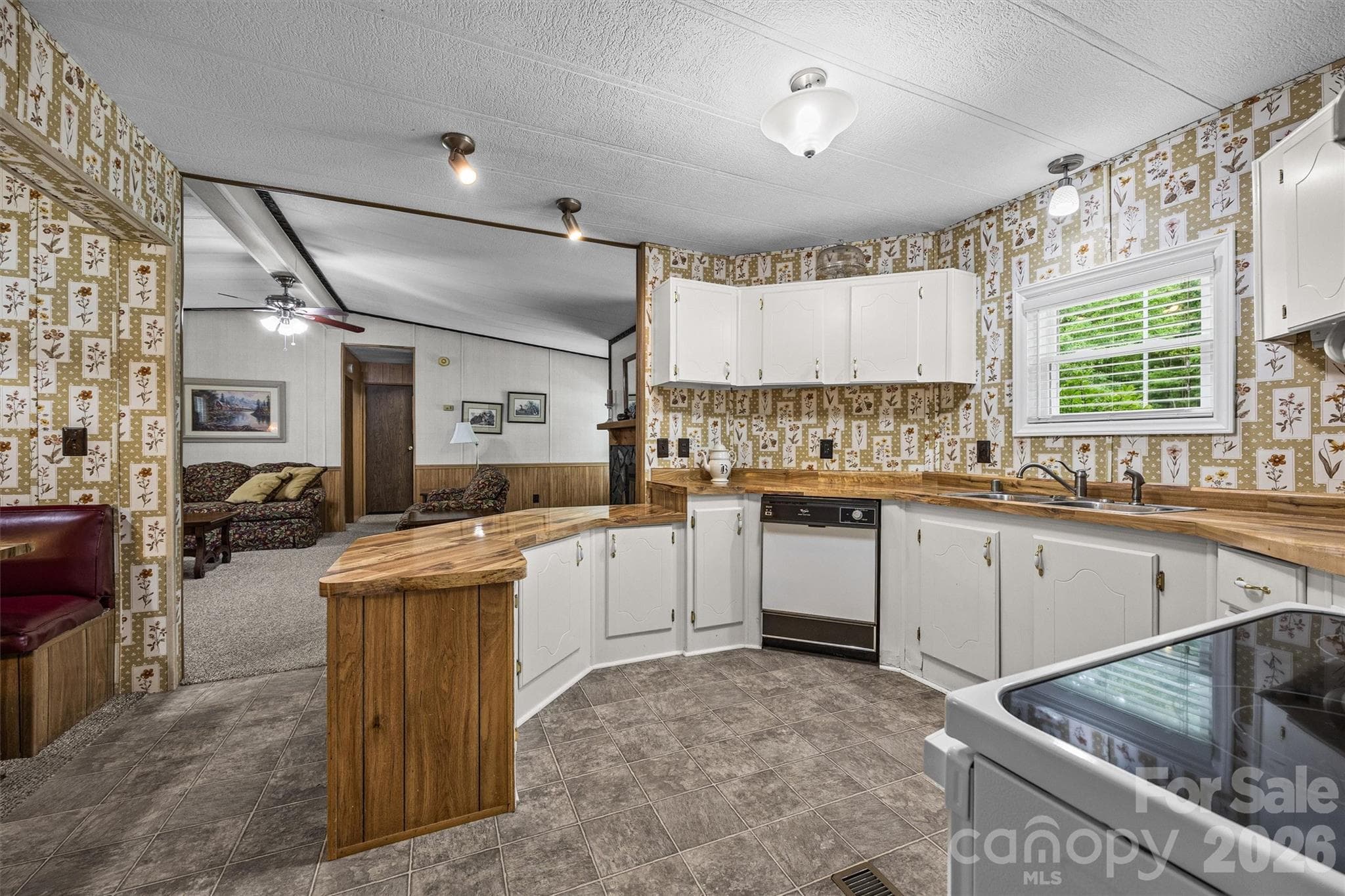Single Family Residence at 2071 Chameleon Road, York, photo 14 of 46