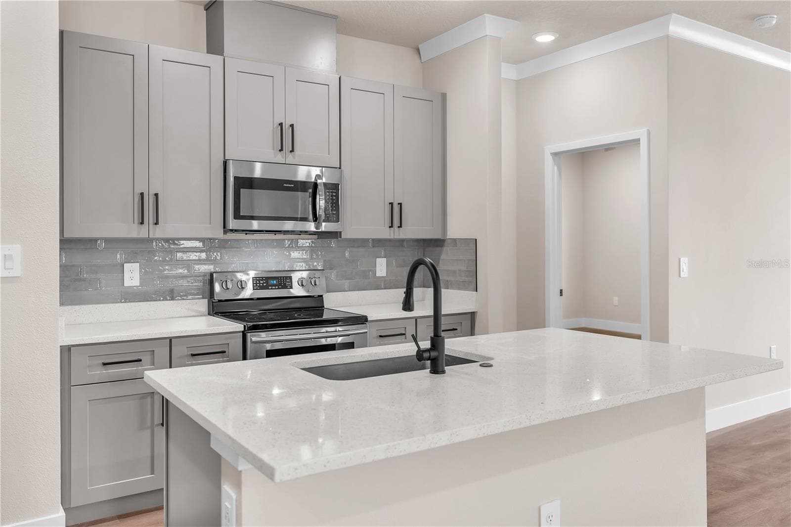 Wood Cabinets - 2203 W LOWRY AVE, PLANT CITY
