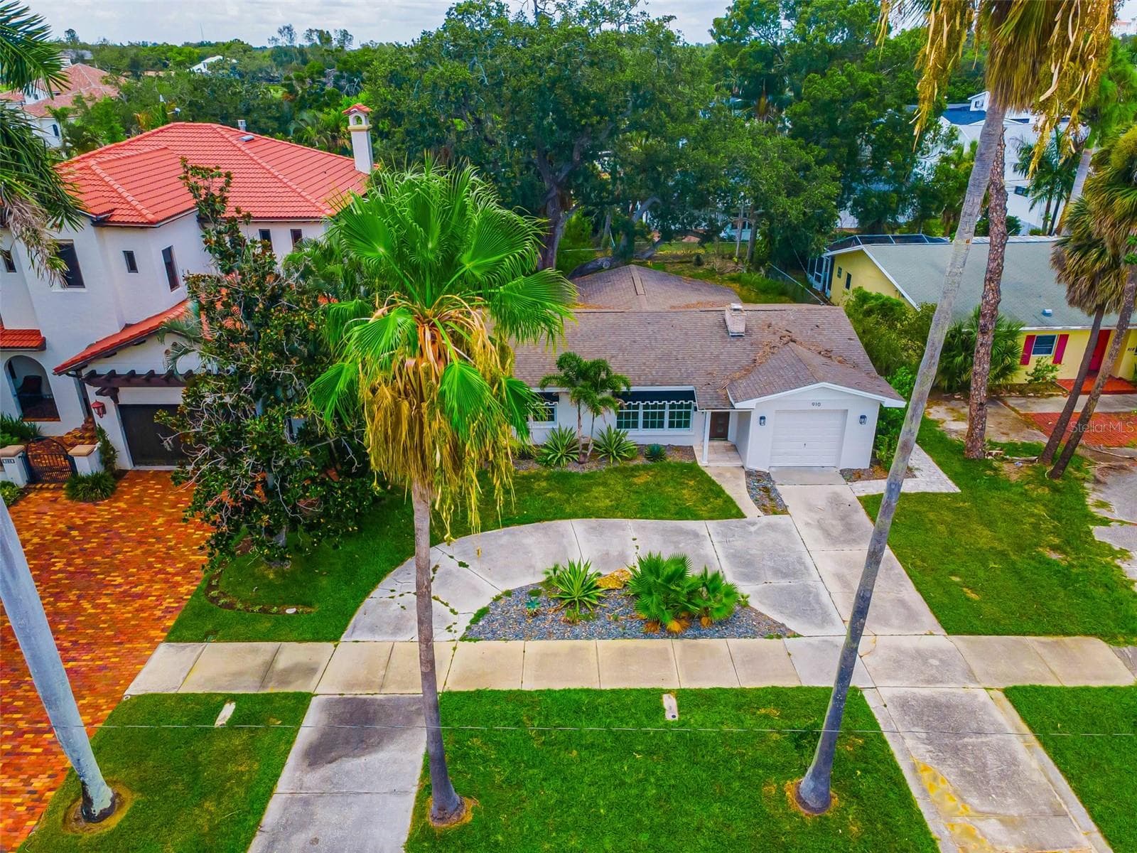Tree lined streets and the convenience of sidewalks on this deep property. - 910 SNELL ISLE BLVD NE, ST PETERSBURG