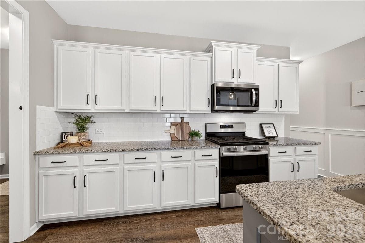 Kitchen - 7585 Hartsfield Drive, Lancaster