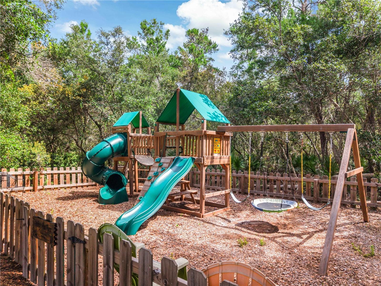 FULLY FENCED PLAYGROUND - 450 VALLEY STREAM DR, GENEVA