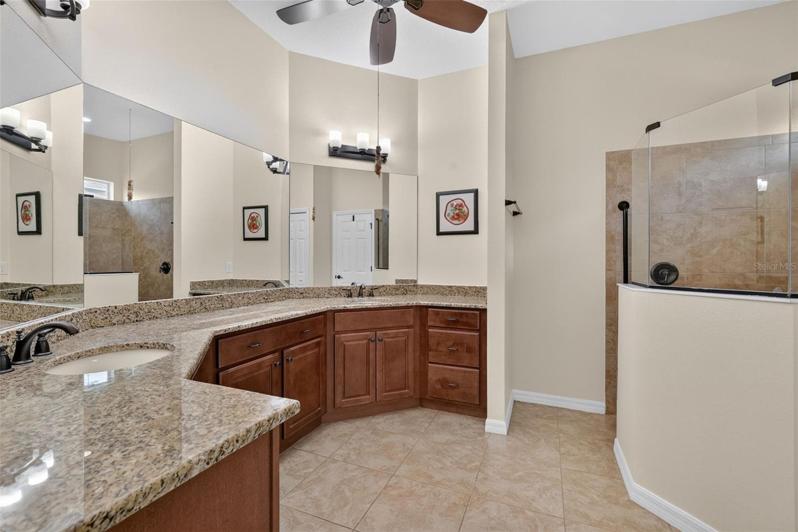 Primary ensuite bath - 8716 BRIDGEPORT BAY CIR, MOUNT DORA