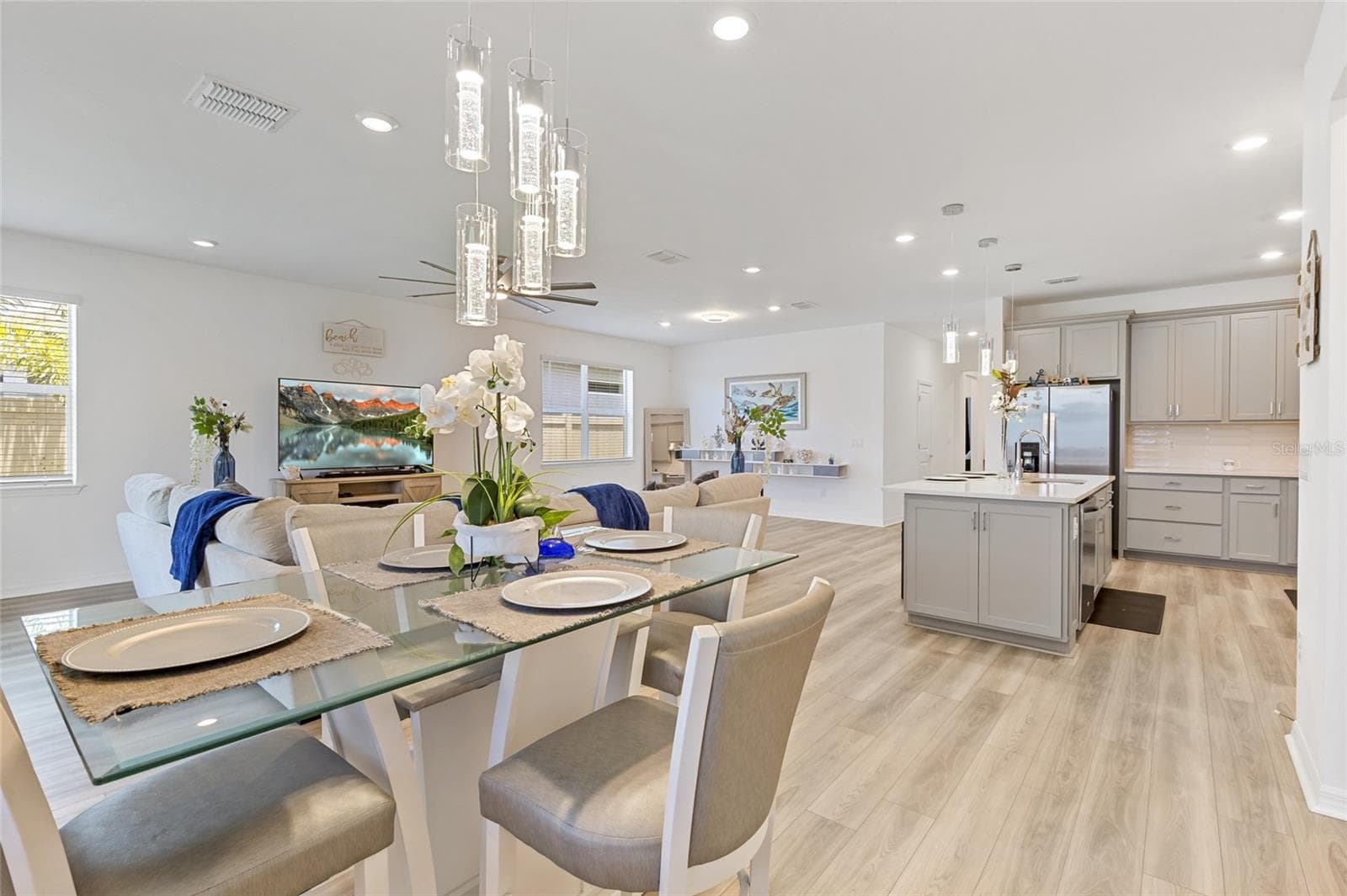 Bringing family together. - 3009 61ST DR E, ELLENTON
