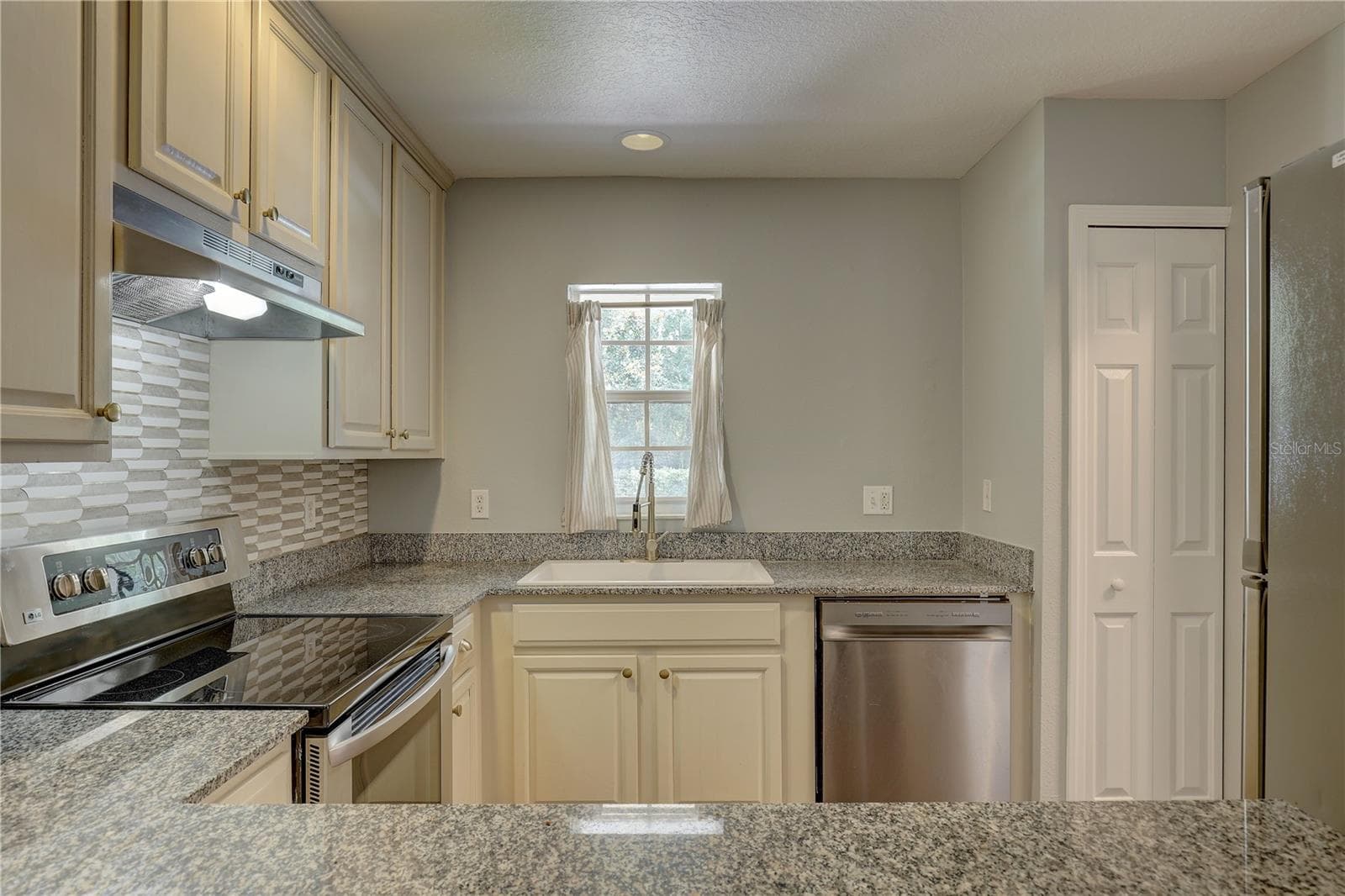 Townhouse at 9516 CHARLESBERG DR, TAMPA, photo 29 of 42