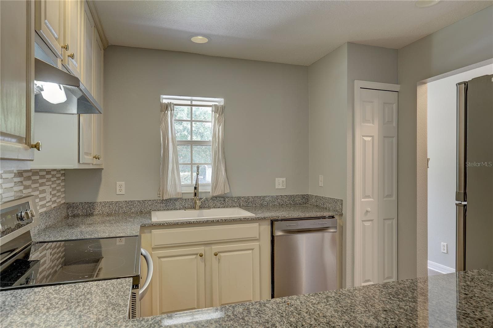 Townhouse at 9516 CHARLESBERG DR, TAMPA, photo 30 of 42