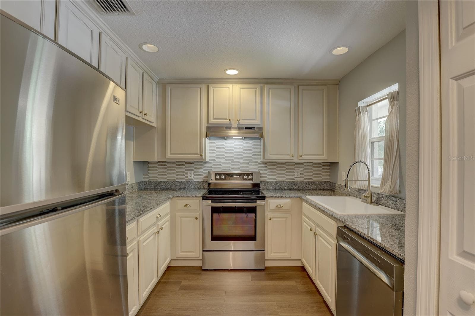 Townhouse at 9516 CHARLESBERG DR, TAMPA, photo 31 of 42