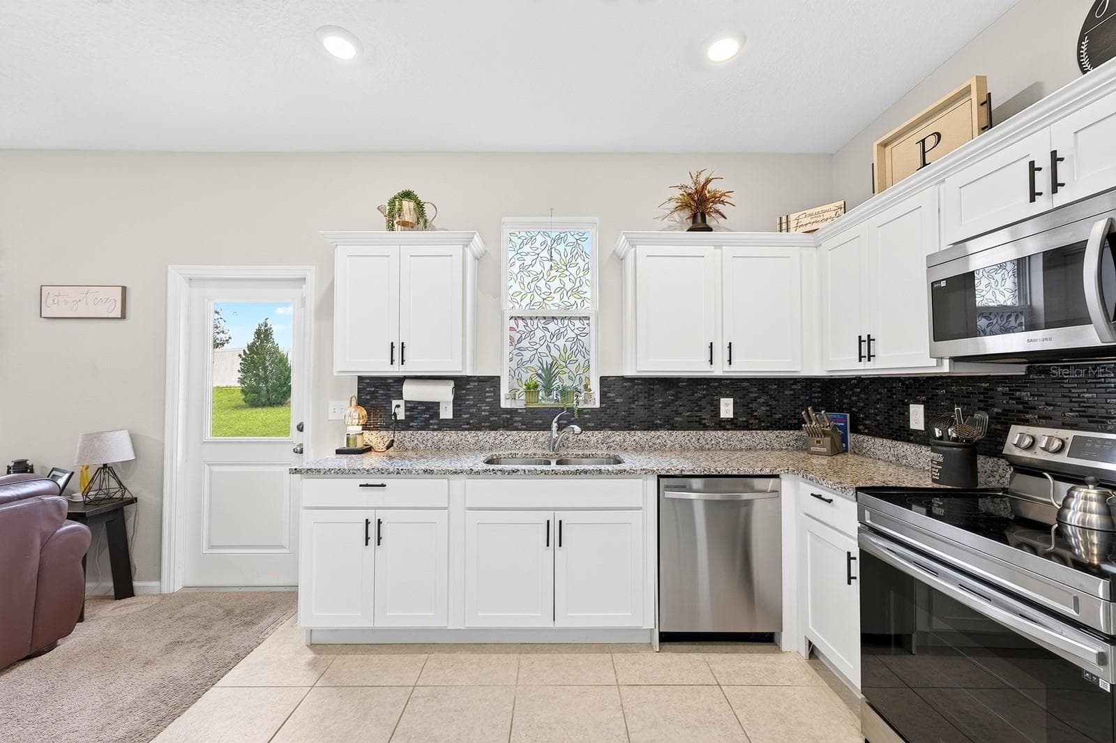 The generous Kitchen layout makes cooking, baking and spending time with loved ones both easy and enjoyable. - 1961 HEMINGWAY CIR, GROVELAND