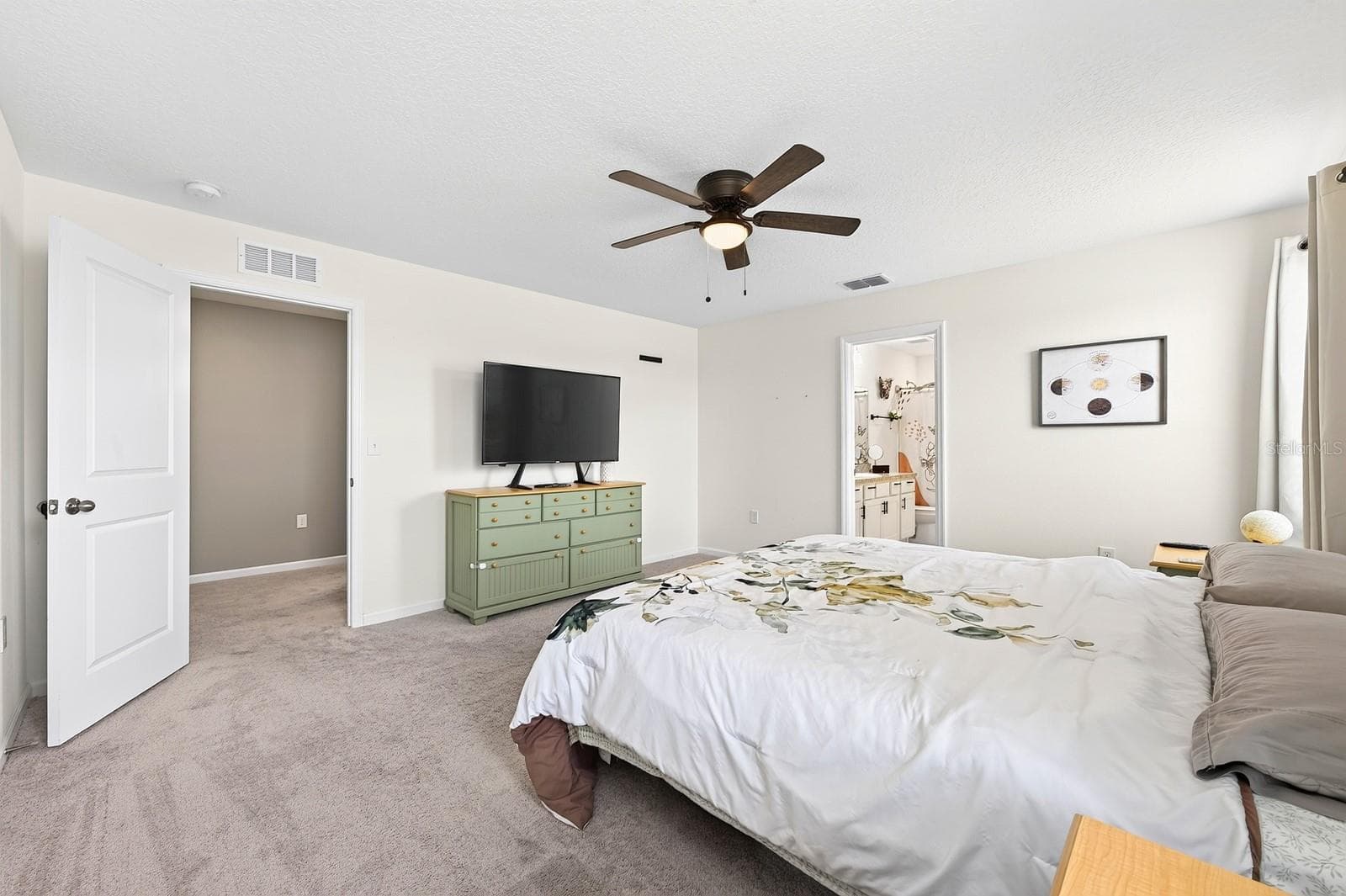 The spacious Primary Suite features a huge walk-in closet and a PRIVATE EN SUITE BATH, designed for comfort and convenience. - 1961 HEMINGWAY CIR, GROVELAND