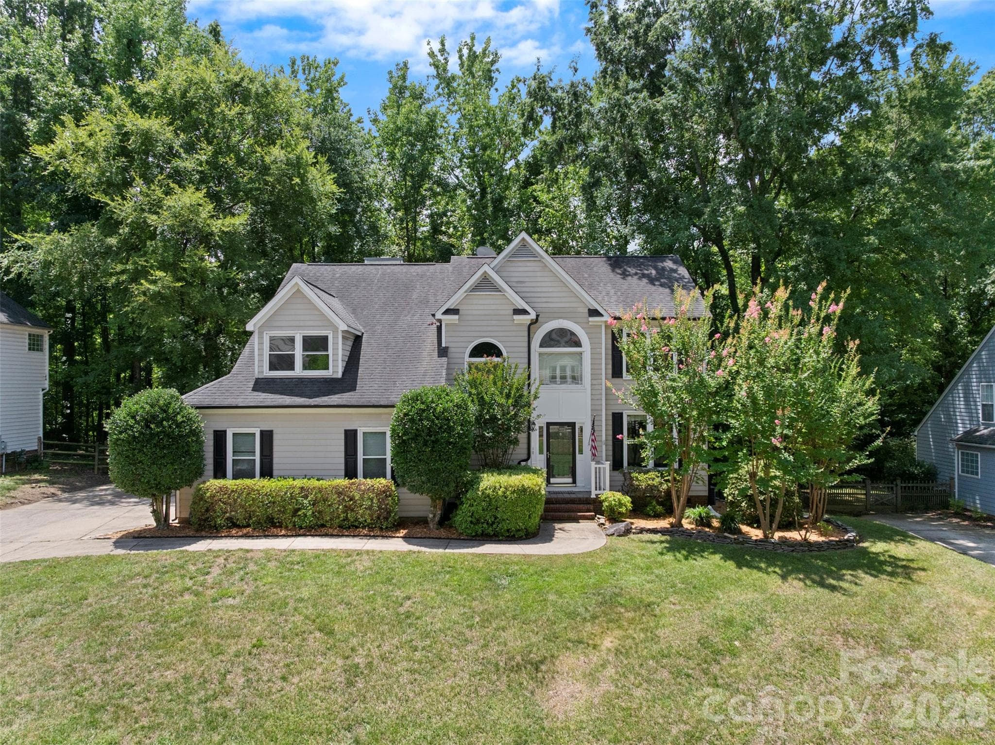 Single Family Residence at 8610 Forest Shadow Circle, Cornelius, photo 2 of 29