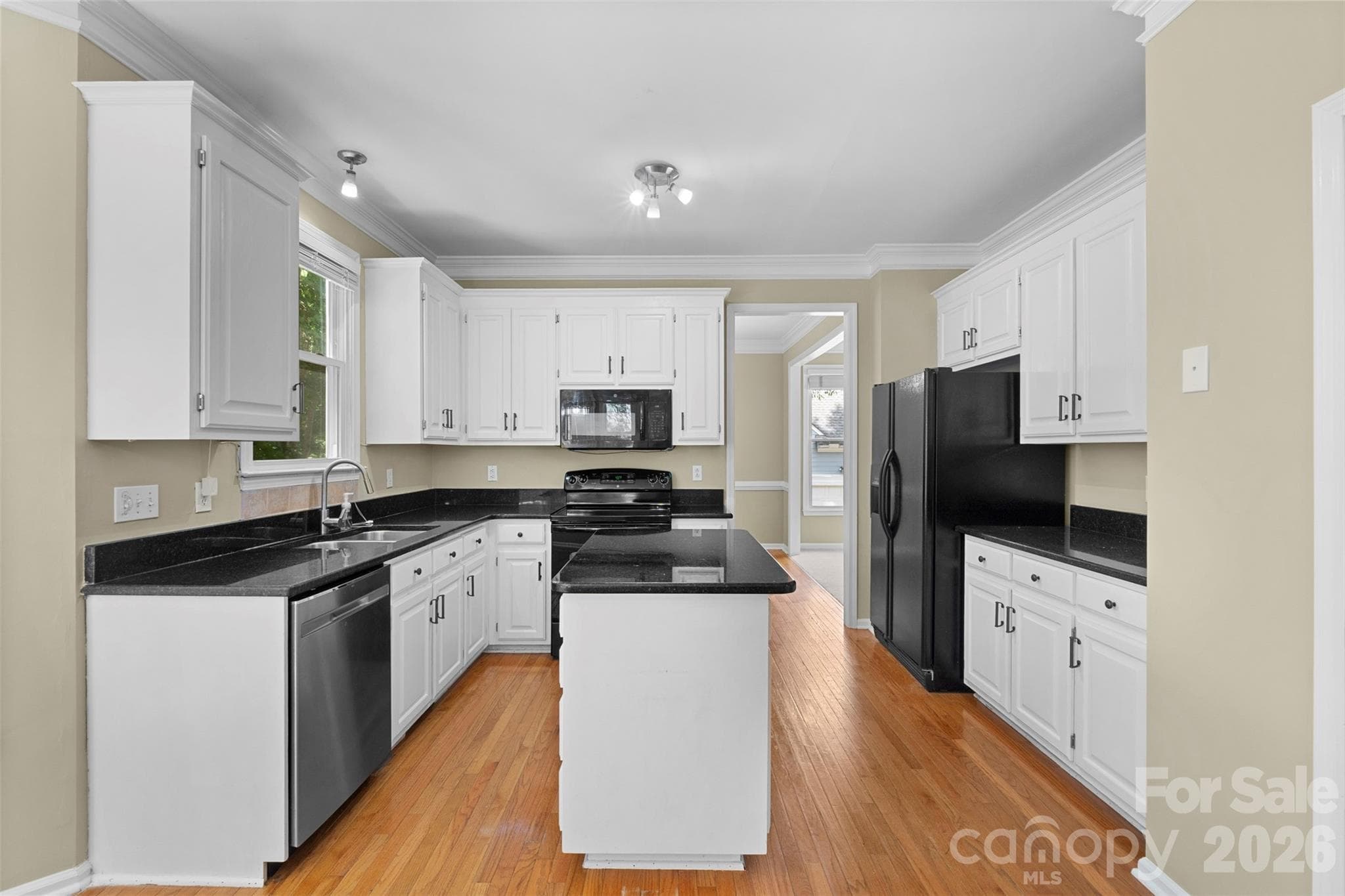 Single Family Residence at 8610 Forest Shadow Circle, Cornelius, photo 6 of 29