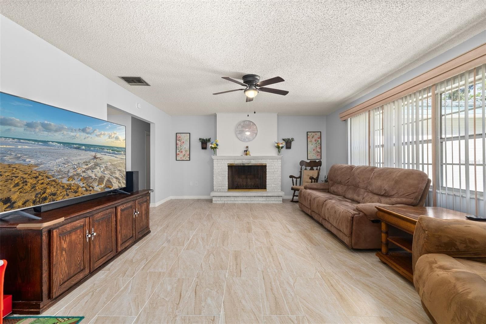 Single Family Residence at 3931 GAILLARDIA DR, INDIAN LAKE ESTATES, photo 6 of 93