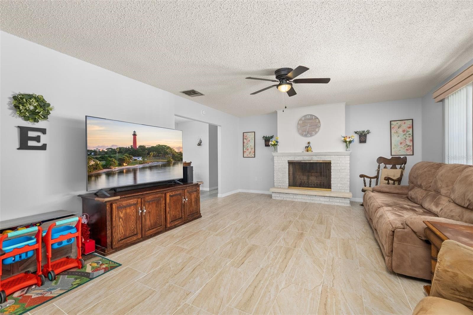 Single Family Residence at 3931 GAILLARDIA DR, INDIAN LAKE ESTATES, photo 7 of 93