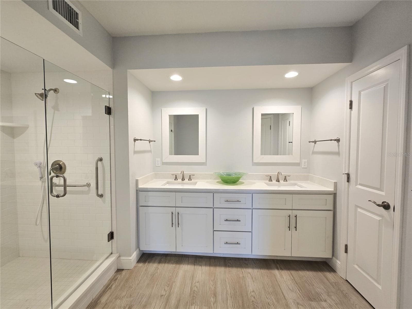 Dual vanities in the owner's en-suite bathroom. - 960 STARKEY RD #9206, LARGO