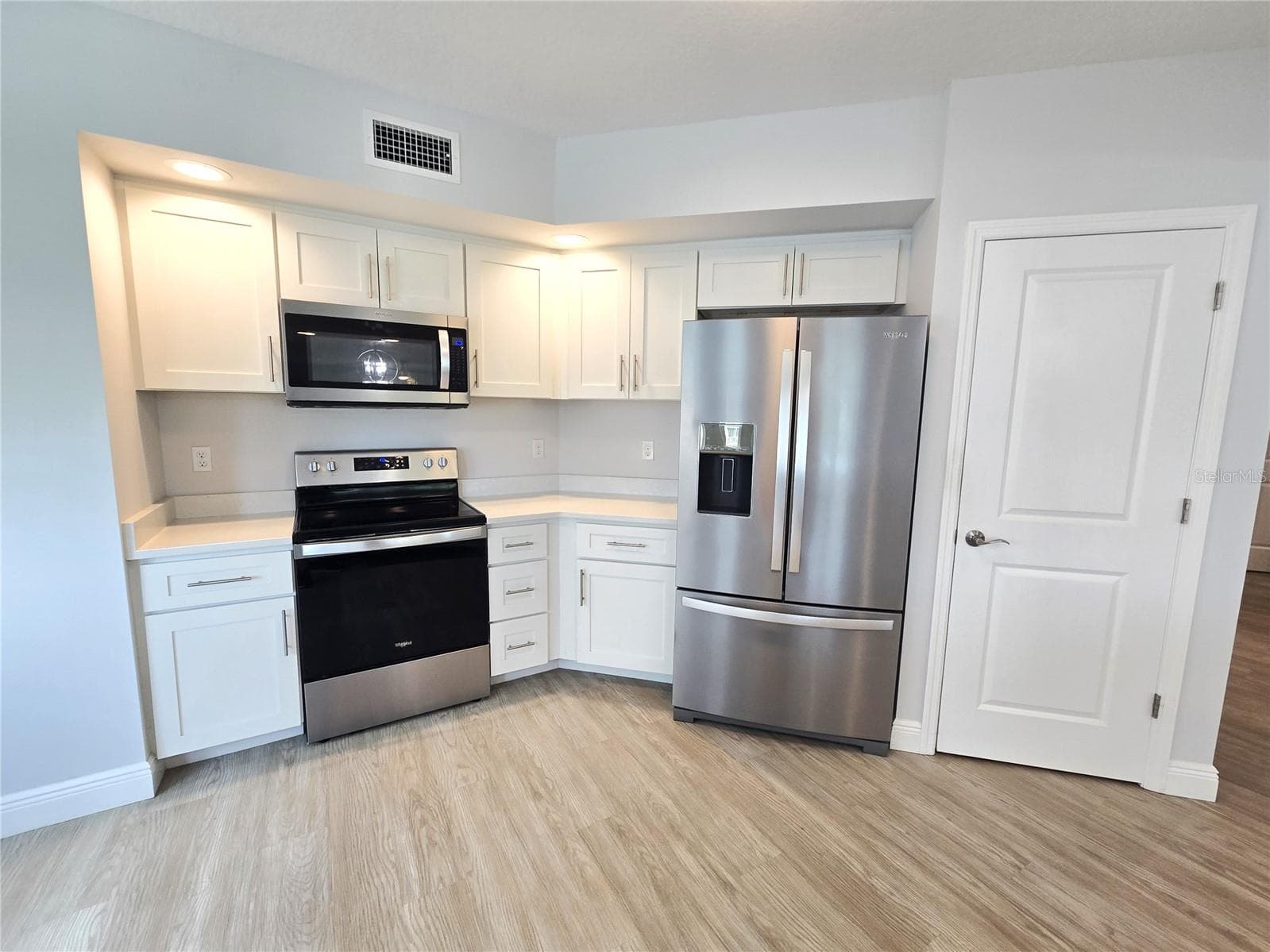 Stainless steel appliances & pantry closet. - 960 STARKEY RD #9206, LARGO