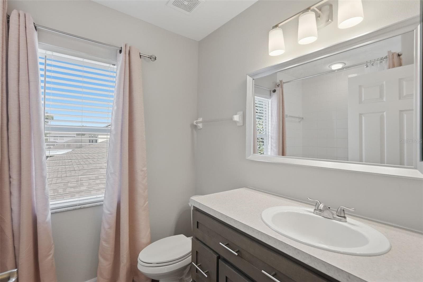 Upstairs Full Bath - 12903 DRAKEFIELD DR, SPRING HILL