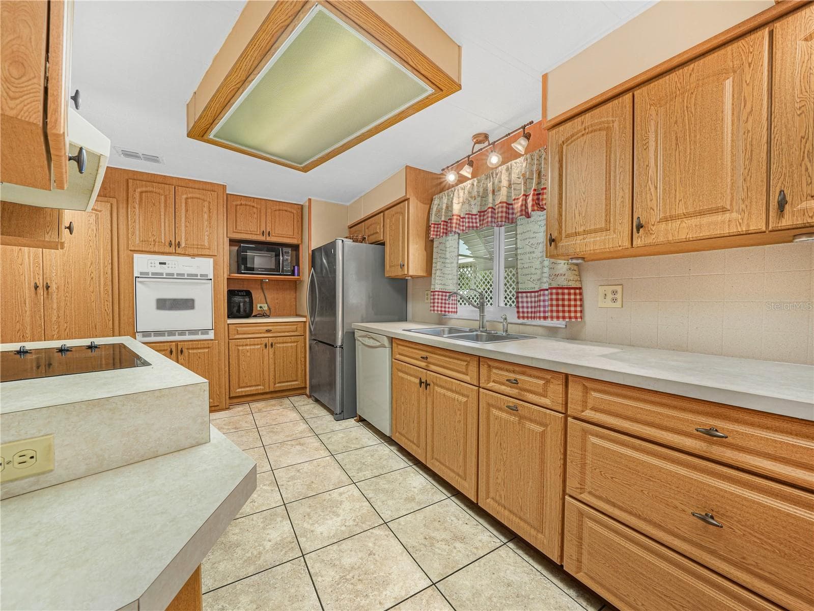 Manufactured Home at 1632 FOXWAY DR, LAKELAND, photo 8 of 27