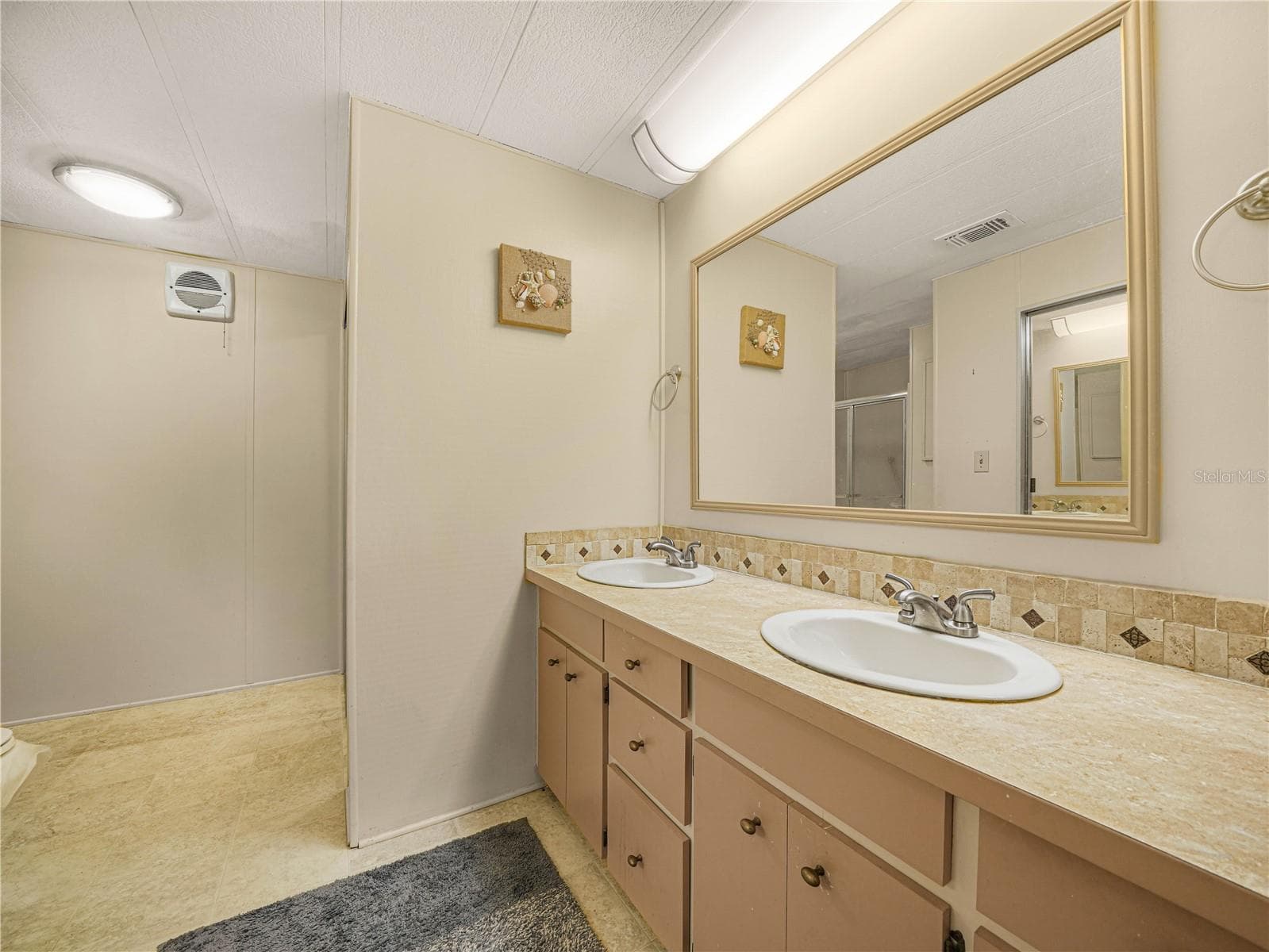 On Suite Bathroom - 1632 FOXWAY DR, LAKELAND