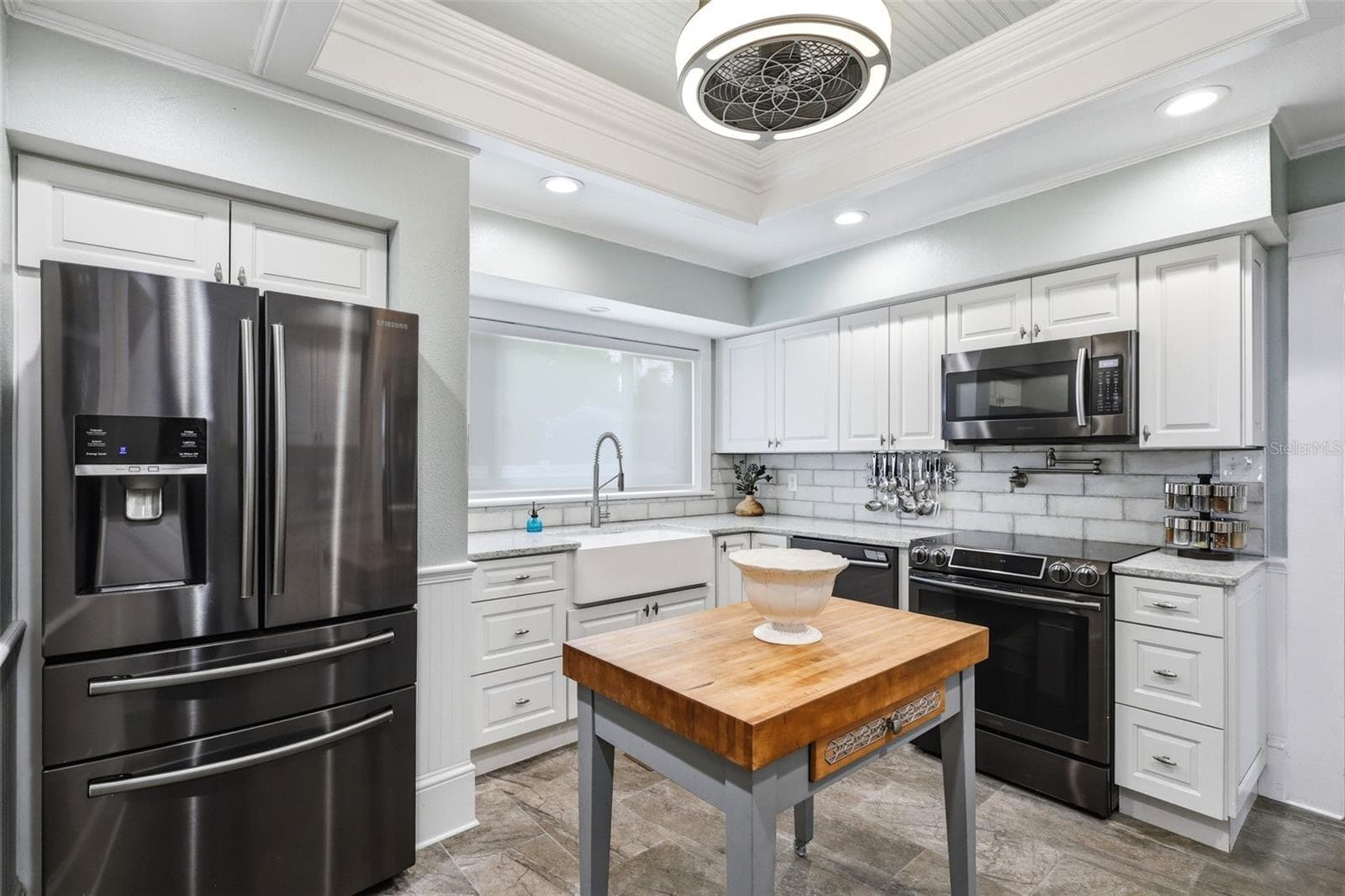 Updated kitchen with custom backsplash & tray ceilings. - 47 DAVIS AVE, UMATILLA
