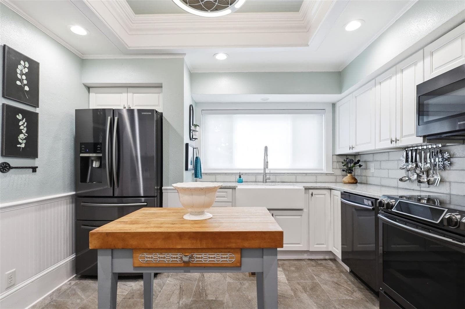 Notice the details...the wainscotting, the tray ceilings, the backsplash. I could go on and on. - 47 DAVIS AVE, UMATILLA
