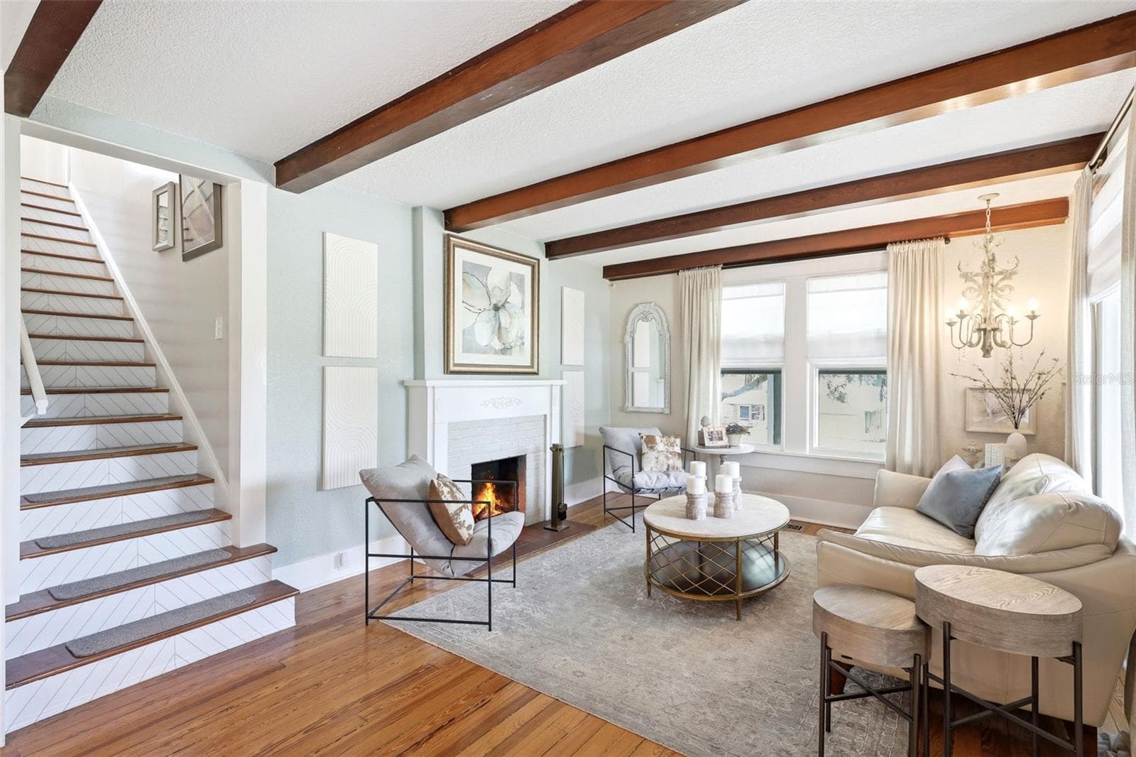 Front sitting area w/fireplace from entrance. - 47 DAVIS AVE, UMATILLA